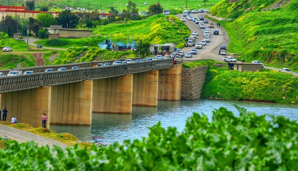 لە دووکان کەسێک هاوسەرەکەی و کەسێکی دیکەی کوشت