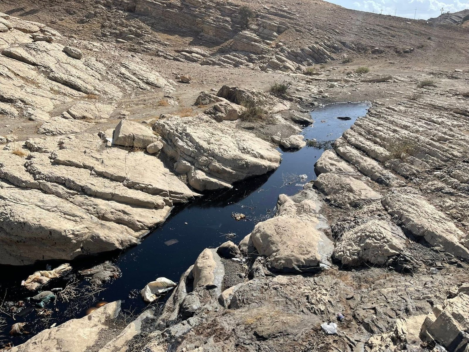 دوو تەنکەر پاشماوە و پیسیی ڕژێنراوەتە ناو دەریاچەی دووکان