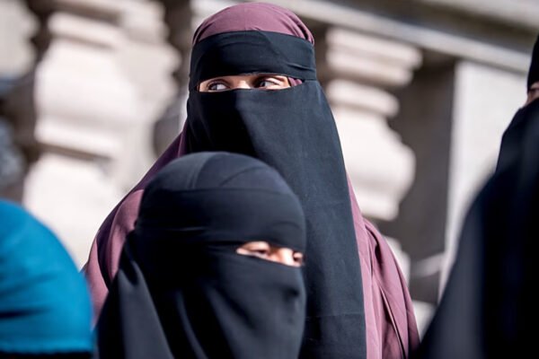 ئیتاڵیا کار لەسەر قەدەغەکردنی حیجاب و سنووردارکردنی خوێندکارانی بیانی دەکات